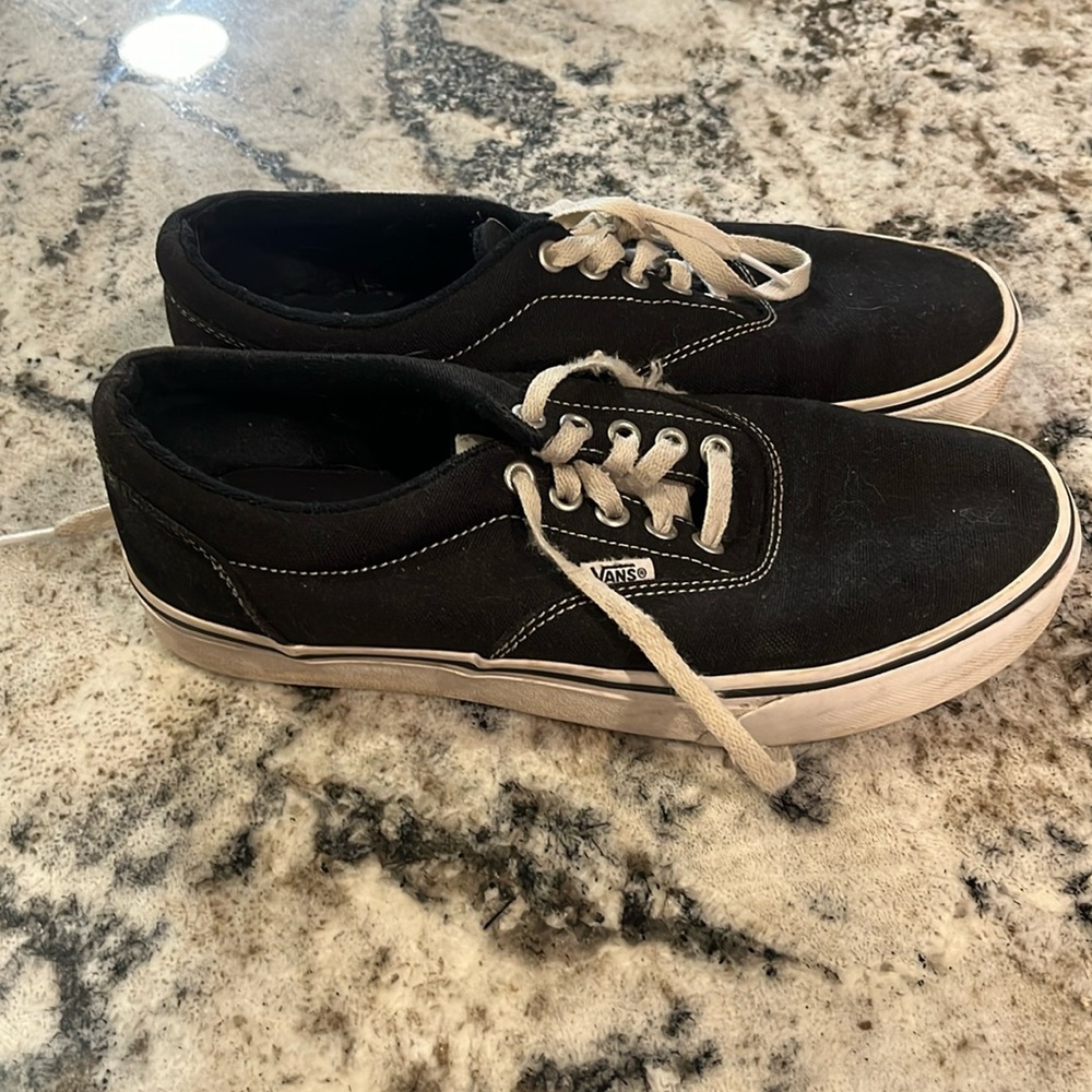 Mens 8 black Vans but can be women’s 10. Unisex style. Used but great shape.